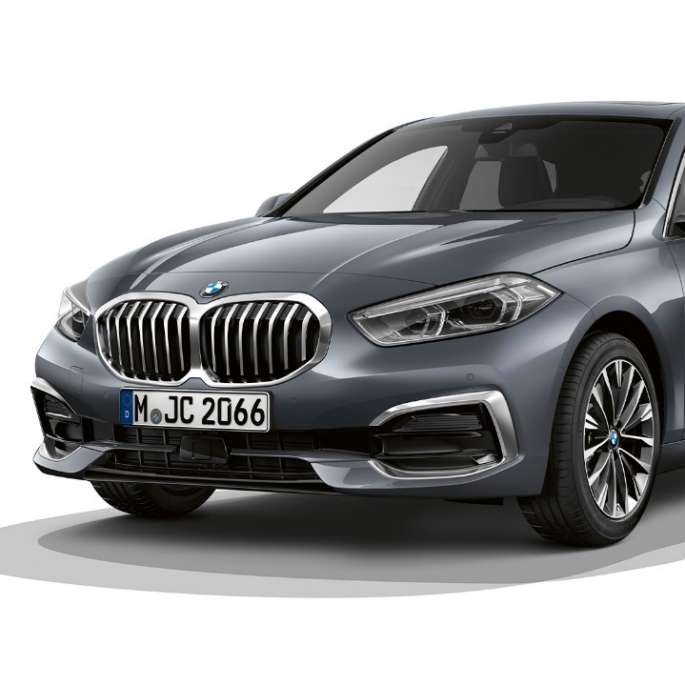 BMW radu 1 Model Luxury Line, trojštvrťový predný pohľad. BMW radu 1 Model Luxury Line v metalickej farbe Storm Bay, štúdiová snímka, trojštvrťový predný pohľad.