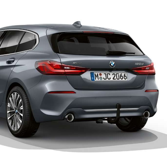 BMW radu 1 Model Luxury Line, trojštvrťový zadný pohľad. BMW radu 1 Model Luxury Line v metalickej farbe Storm Bay, štúdiová snímka, trojštvrťový zadný pohľad.