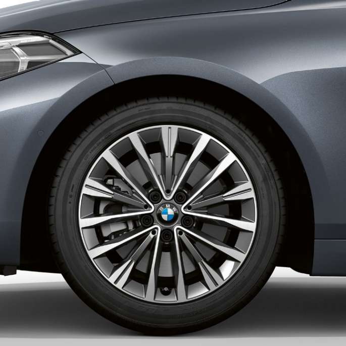 17“ disk kolesa z ľahkej zliatiny Multispoke 547. BMW radu 1 Model Luxury Line v metalickej farbe Storm Bay, bočný pohľad spredu so 17'' diskom kolesa z ľahkej zliatiny Multispoke 547.