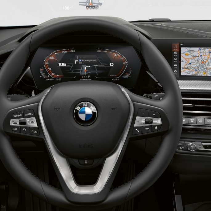 Športový kožený volant. BMW radu 1 Model Luxury Line, kokpit so športovým koženým volantom.