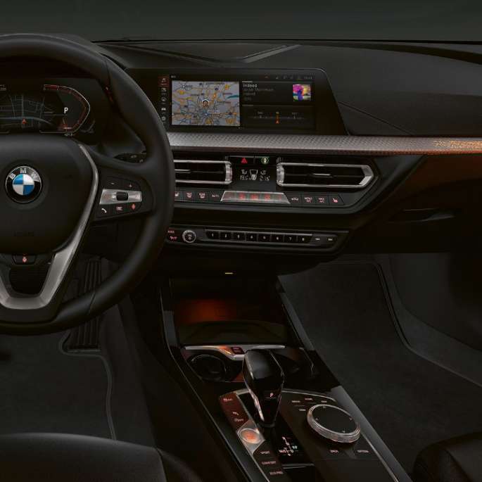 Interiérové lišty Illuminated Nice. BMW radu 1 Model Luxury Line, interiérové lišty Illuminated Nice.
