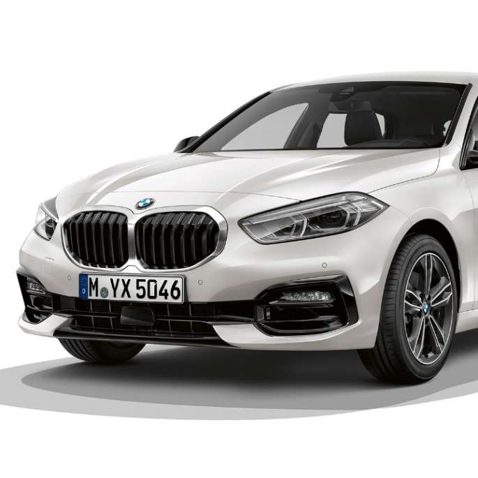 BMW radu 1 Model Sport Line, trojštvrťový predný pohľad. BMW radu 1 Model Sport Line v metalickej farbe Mineral White, štúdiová snímka, trojštvrťový predný pohľad.