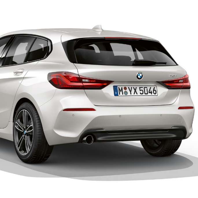 BMW radu 1 Model Sport Line, trojštvrťový zadný pohľad. BMW radu 1 Model Sport Line v metalickej farbe Mineral White, štúdiová snímka, trojštvrťový zadný pohľad.