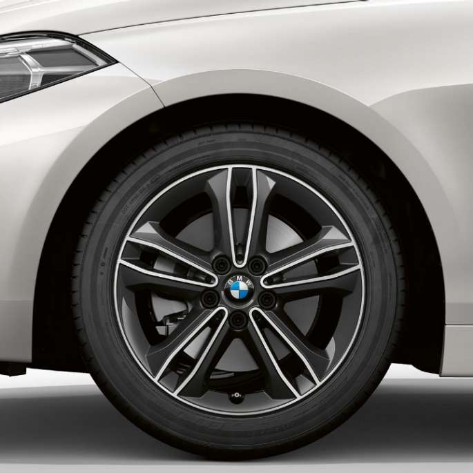 17“ disk kolesa z ľahkej zliatiny Double-spoke 549. BMW radu 1 Model Sport Line v metalickej farbe Mineral White, bočný pohľad spredu so 17'' diskom kolesa z ľahkej zliatiny Double-spoke 549.