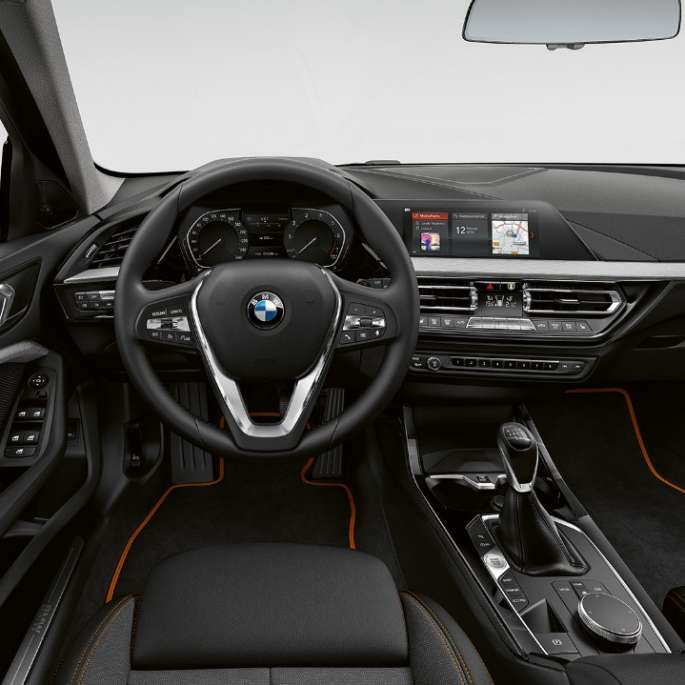Športový kožený volant. BMW radu 1 Model Sport Line, kokpit so športovým koženým volantom.
