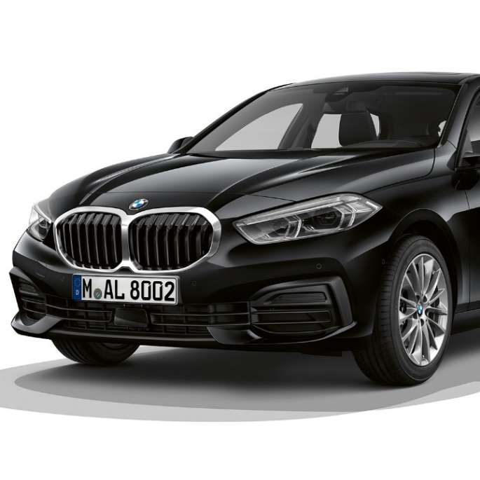 BMW radu 1 Model Advantage, trojštvrťový predný pohľad. BMW radu 1 Model Advantage vo farbe Black, štúdiová snímka, trojštvrťový predný pohľad.