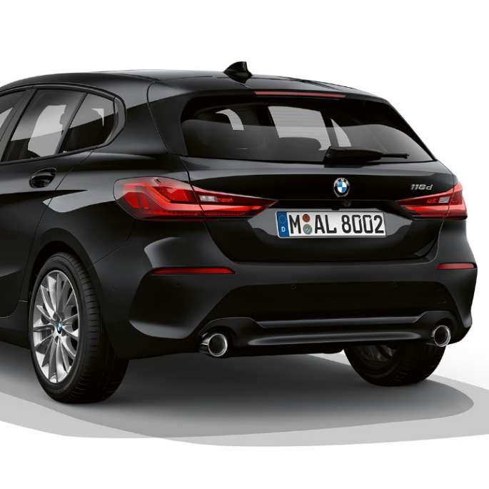 BMW radu 1 Model Advantage, trojštvrťový zadný pohľad. BMW radu 1 Model Advantage vo farbe Black, štúdiová snímka, trojštvrťový zadný pohľad.