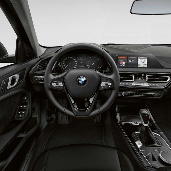 Kožený volant. BMW radu 1 Model Advantage, kokpit s koženým volantom.