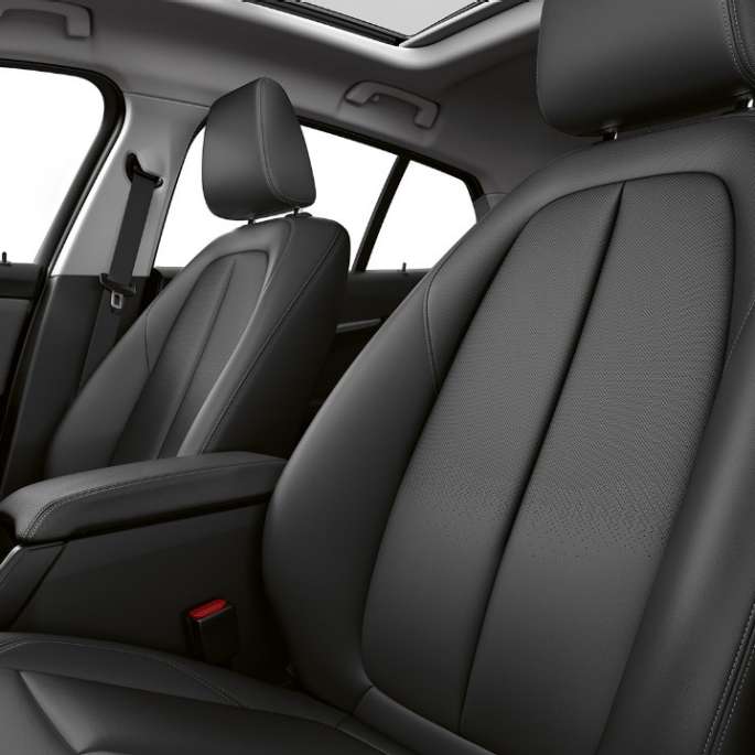 Sedadlá čalúnené kožou Dakota Black. BMW radu 1 Model Advantage, interiér so sedadlami čalúnenými kožou Dakota Black.