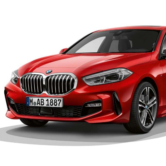 BMW radu 1 Model M Sport, trojštvrťový predný pohľad BMW radu 1 Model M Sport v metalickej farbe Melbourne Red, štúdiová snímka, trojštvrťový predný pohľad.