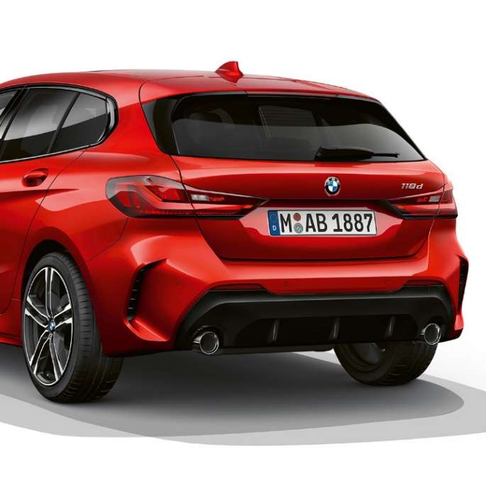 BMW radu 1 Model M Sport, trojštvrťový zadný pohľad. BMW radu 1 Model M Sport v metalickej farbe Melbourne Red, štúdiová snímka, trojštvrťový zadný pohľad.