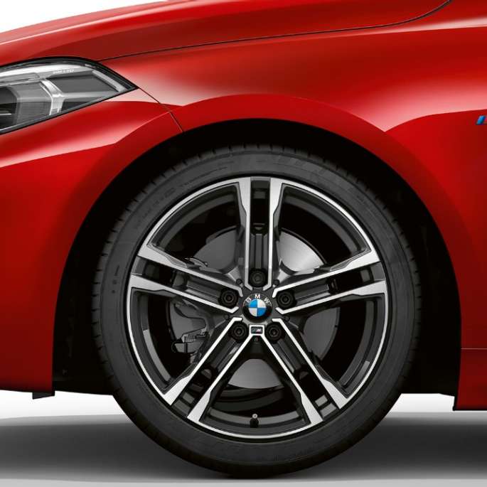 BMW radu 1 Model M Sport, predná strana z boku. BMW radu 1 Model M Sport v metalickej farbe Melbourne Red, predná strana z boku so 17“ diskom kolesa z ľahkej zliatiny Double-spoke 550 M v úprave Bicolour.