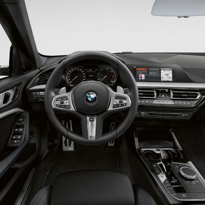 M kožený volant. BMW radu 1 Model M Sport, kokpit s M koženým volantom.