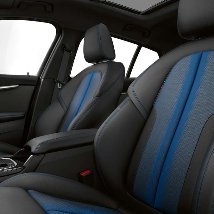 M Sport sedadlá. BMW radu 1 Model M Sport, interiér s M Sport sedadlami.