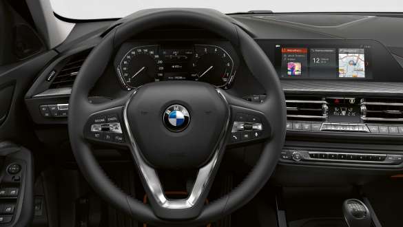 Športový kožený volant. Kokpit BMW radu 1 Model Sport Line so športovým koženým volantom.