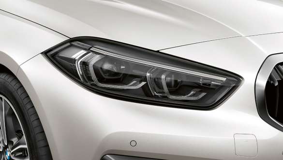 LED svetlomety. LED svetlomety BMW radu 1 Model Sport Line v metalickej farbe Mineral White.