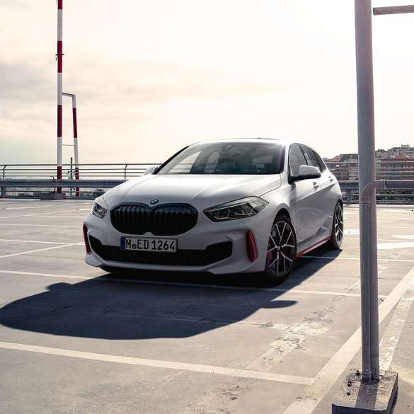 BMW 128ti F40 predobočný pohľad BMW 128ti F40 predobočný pohľad na parkovisku