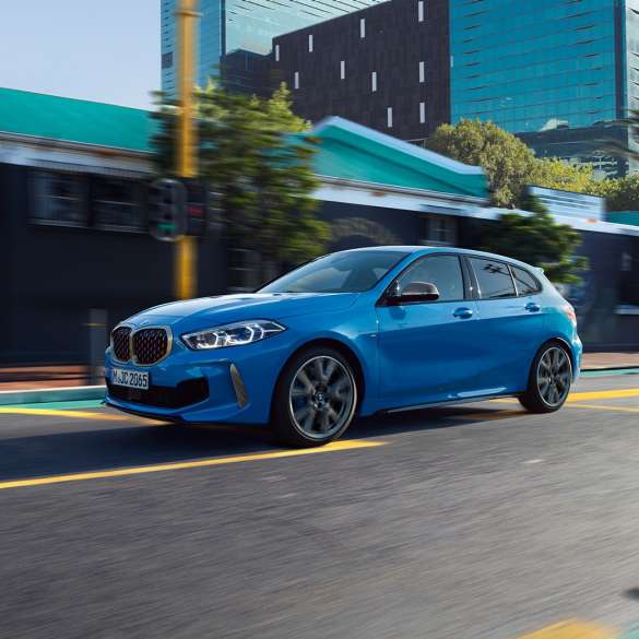 BMW radu 1, trojštvrťový bočný pohľad. BMW radu 1 v metalickej farbe Misano Blue, Silver, trojštvrťový predný pohľad počas jazdy.