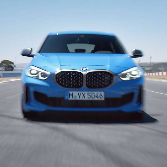 BMW radu 1, film počas jazdy. BMW radu 1, film s dynamickými jazdnými scénami.