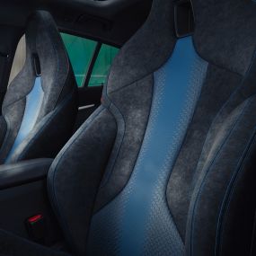 M Sport sedadlá. Ergonomicky tvarované M Sport sedadlá v BMW radu 1 s kontrastným prešívaním a integrovanou opierkou hlavy.