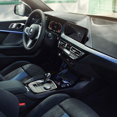 Športový interiér BMW radu 1. Kokpit BMW radu 1 s M Sport sedadlami, M koženým volantom a podsvietenými interiérovými lištami.