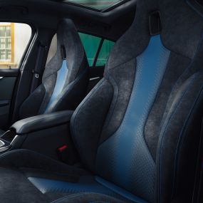 M Sport sedadlá. Ergonomicky tvarované M Sport sedadlá v BMW radu 1 s kontrastným prešívaním a integrovanou opierkou hlavy.