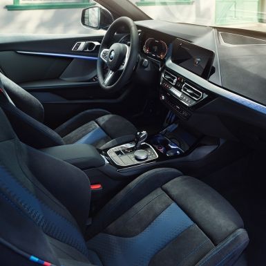 Športový interiér BMW radu 1. Kokpit BMW radu 1 s M Sport sedadlami, M koženým volantom a podsvietenými interiérovými lištami.