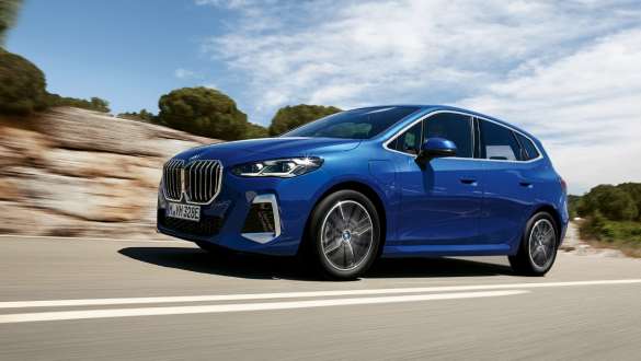 BMW radu 2 Active Tourer 230e plug-in hybrid U06 2021 jazda na vidieckej ceste BMW radu 2 Active Tourer 230e plug-in hybrid U06 2021 metalíza M Portimao Blue bočný pohľad jazda na vidieckej ceste