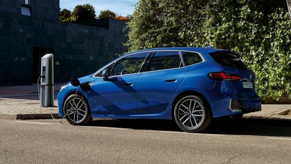 BMW radu 2 Active Tourer 230e plug-in hybrid U06 2021 parkovanie pri nabíjacej stanici BMW radu 2 Active Tourer 230e plug-in hybrid U06 2021 metalíza M Portimao Blue bočný pohľad parkovanie pri nabíjacej stanici