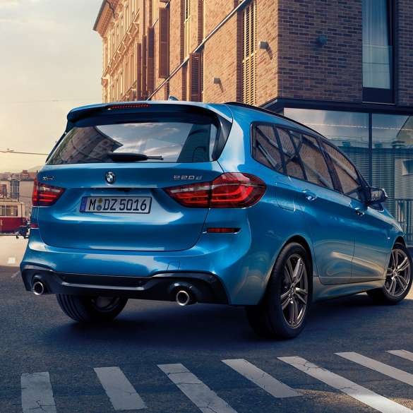 Exteriér BMW radu 2 Gran Tourer Exteriér BMW radu 2 Gran Tourer 220d xDrive F46 2018 metalíza Estoril Blue zadobočný pohľad jazdný záber v meste