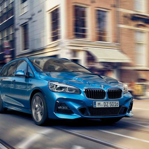 Jazdná dynamika BMW radu 2 Gran Tourer Jazdná dynamika BMW radu 2 Gran Tourer F46 2018 metalíza Estoril Blue predobočný pohľad jazdný záber v meste