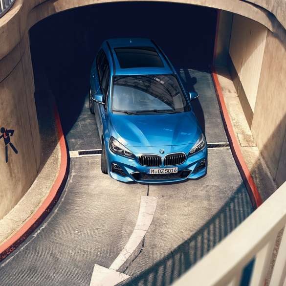 BMW radu 2 Gran Tourer jazdný záber na ceste v parkovacom dome BMW radu 2 Gran Tourer F46 2018 metalíza Estoril Blue jazdný záber v parkovacom dome z vtáčej perspektívy
