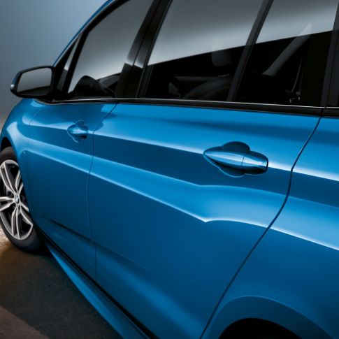 Bočná časť BMW radu 2 Gran Tourer Bočná časť BMW radu 2 Gran Tourer F46 2018 metalíza Estoril Blue detailný pohľad