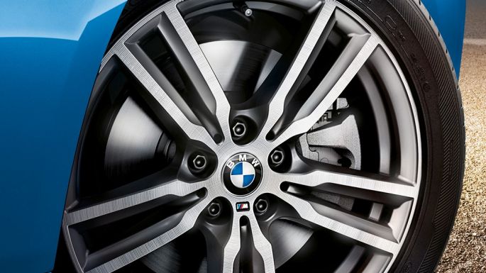 Disky z ľahkej zliatiny BMW radu 2 Gran Tourer Disky z ľahkej zliatiny BMW radu 2 Gran Tourer F46 2018 metalíza Estoril Blue detailný pohľad