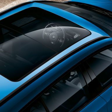 Panoramatická sklenená strecha BMW radu 2 Gran Tourer Panoramatická sklenená strecha BMW radu 2 Gran Tourer F46 2018 metalíza Estoril Blue pohľad z vtáčej perspektívy