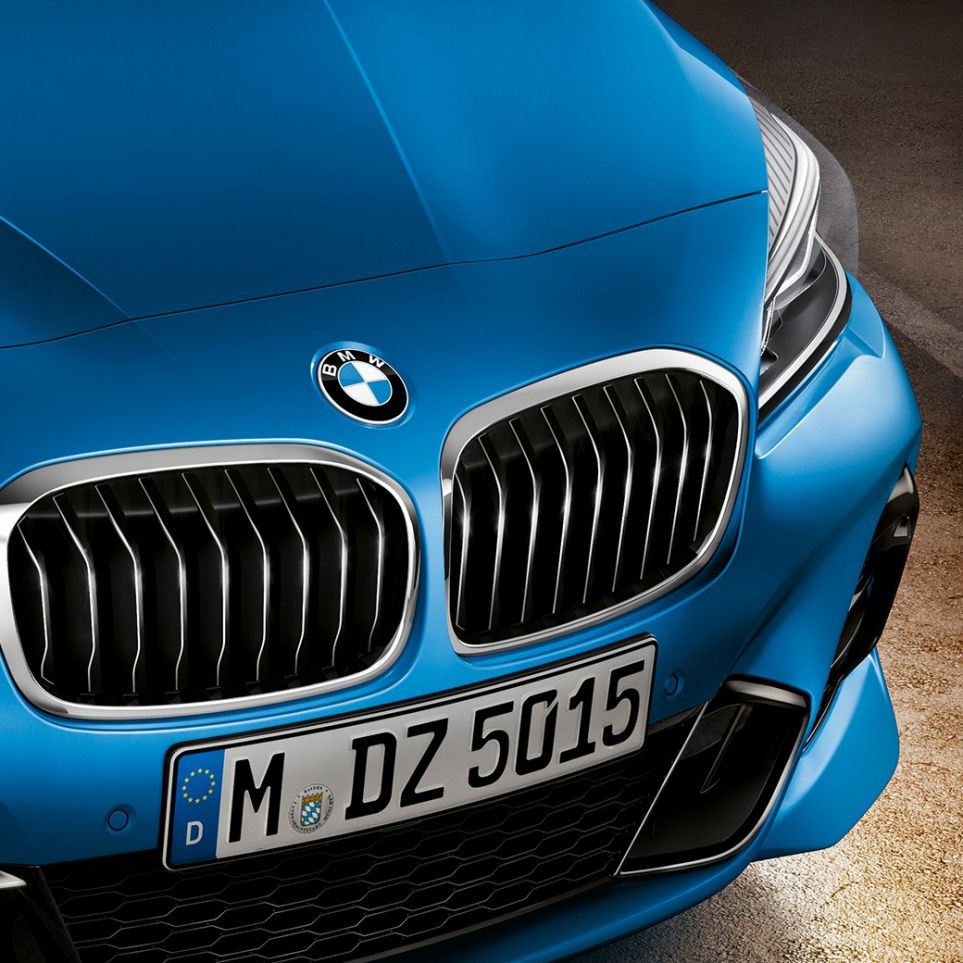 Obličky BMW radu 2 Gran Tourer Obličky BMW radu 2 Gran Tourer F46 2018 metalíza Estoril Blue detailný predný pohľad
