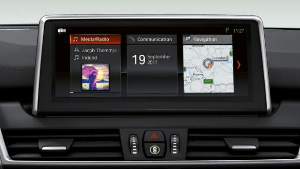 Koncepcia ovládania BMW radu 2 Gran Tourer Koncepcia ovládania Displej systému iDrive BMW radu 2 Gran Tourer F46 2018 interiér