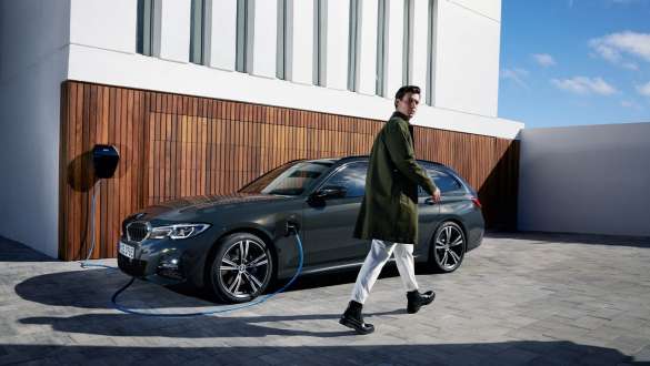 Plug-in hybrid BMW radu 3 Touring 2021 G21 bočný záber so zariadením BMW Wallbox Plug-in hybrid BMW radu 3 Touring 2021 G21 bočný záber so zariadením BMW Wallbox