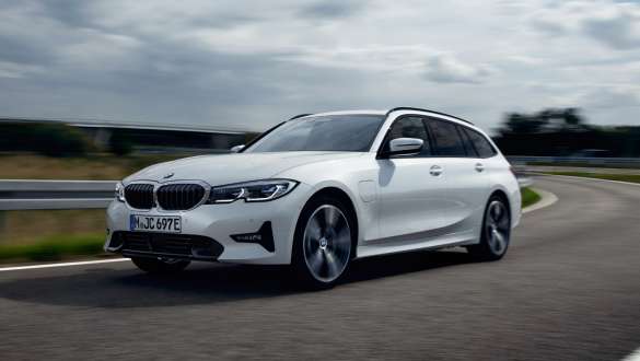 Plug-in hybrid BMW radu 3 Touring 2021 G21 predobočný záber jazda Plug-in hybrid BMW radu 3 Touring 2021 G21 predobočný záber jazda na ceste