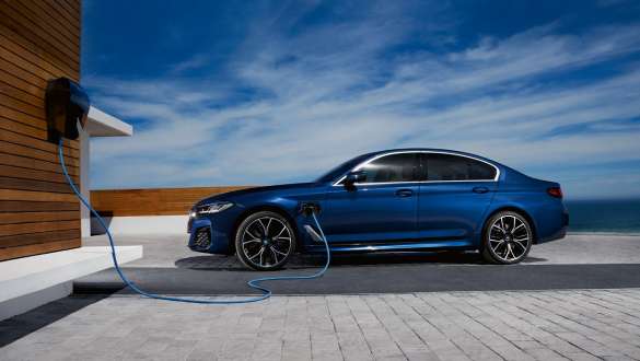 BMW radu 5 Sedan plug-in hybrid 2021 G30 bočný pohľad BMW radu 5 Sedan plug-in hybrid 2021 G30 bočný pohľad so zariadením BMW Wallbox