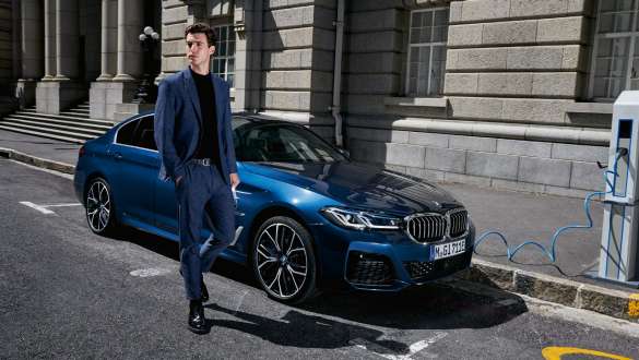 BMW radu 5 Sedan plug-in hybrid 2021 G30 predobočný pohľad počas nabíjania BMW radu 5 Sedan plug-in hybrid 2021 G30 predobočný pohľad počas nabíjania
