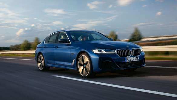 BMW radu 5 Sedan plug-in hybrid 2021 G30 predobočný pohľad jazda BMW radu 5 Sedan plug-in hybrid 2021 G30 predobočný pohľad jazda na ceste