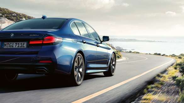 Integrálne aktívne riadenie BMW radu 5 Sedan G30 Integrálne aktívne riadenie BMW radu 5 Sedan G30 Facelift 2020 zadobočný pohľad jazdný