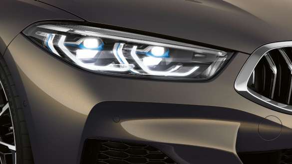 BMW M850i xDrive, metalíza Dravit Grey, BMW Laserlight, vľavo. BMW M850i xDrive, metalíza Dravit Grey, BMW Laserlight, vľavo.