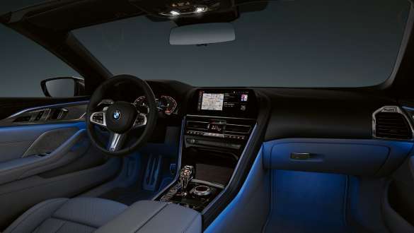 BMW M850i xDrive, metalíza Dravit Grey, Ambientné osvetlenie. BMW M850i xDrive, metalíza Dravit Grey, Ambientné osvetlenie.
