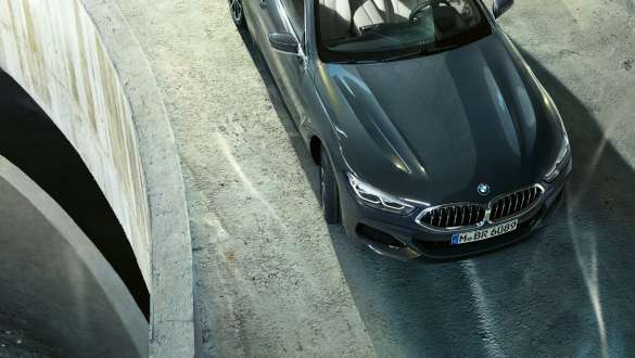 BMW M850i xDrive, metalíza Dravit Grey, predný jazdný záber zhora, Integrálne aktívne riadenie. BMW M850i xDrive, metalíza Dravit Grey, predný jazdný záber zhora, Integrálne aktívne riadenie.