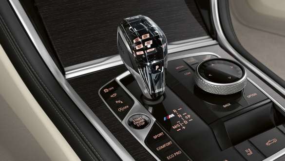 BMW M850i xDrive, metalíza Dravit Grey, Ovládač jazdného zážitku. BMW M850i xDrive, metalíza Dravit Grey, Ovládač jazdného zážitku.