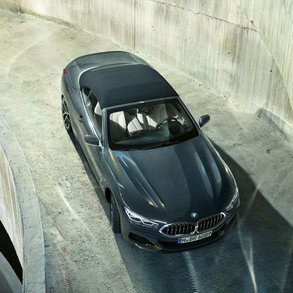 BMW M850i xDrive, metalíza Dravit Grey, čierna strecha, pohľad z vtáčej perspektívy. BMW M850i xDrive, metalíza Dravit Grey, čierna strecha, pohľad z vtáčej perspektívy.