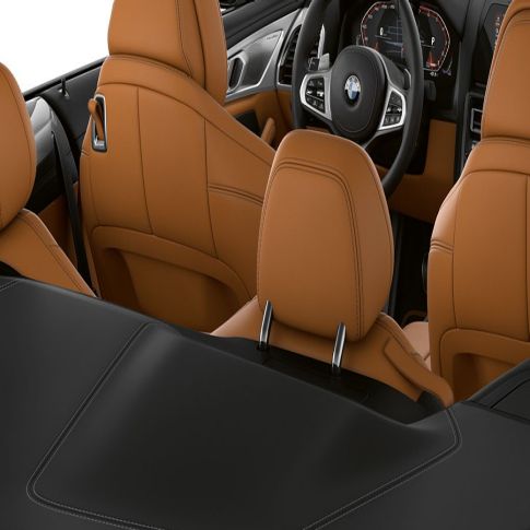 BMW M850i xDrive, interiér s otvorenou strechou. BMW M850i xDrive, interiér s otvorenou strechou.