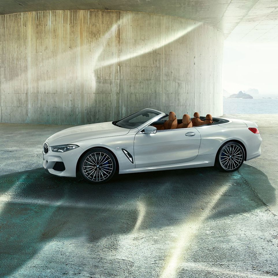 BMW M850i xDrive, metalíza Mineral White, bočný pohľad s otvorenou strechou. BMW M850i xDrive, metalíza Mineral White, bočný pohľad s otvorenou strechou.